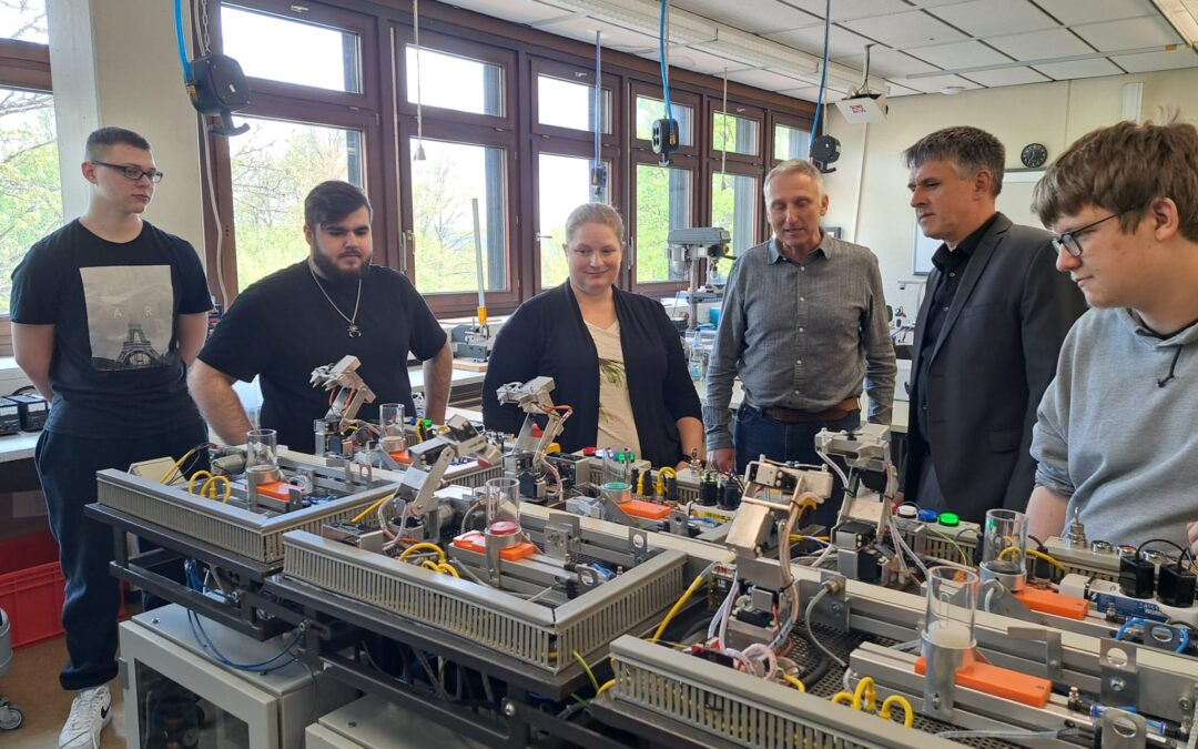 Die WIPOTEC GmbH unterstützt die Höhere Berufsfachschule Mechatronik